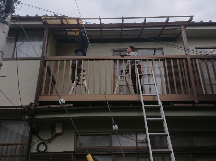 ベランダ屋根撤去途中