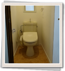 トイレ内装とウォシュレット取付リフォーム事例